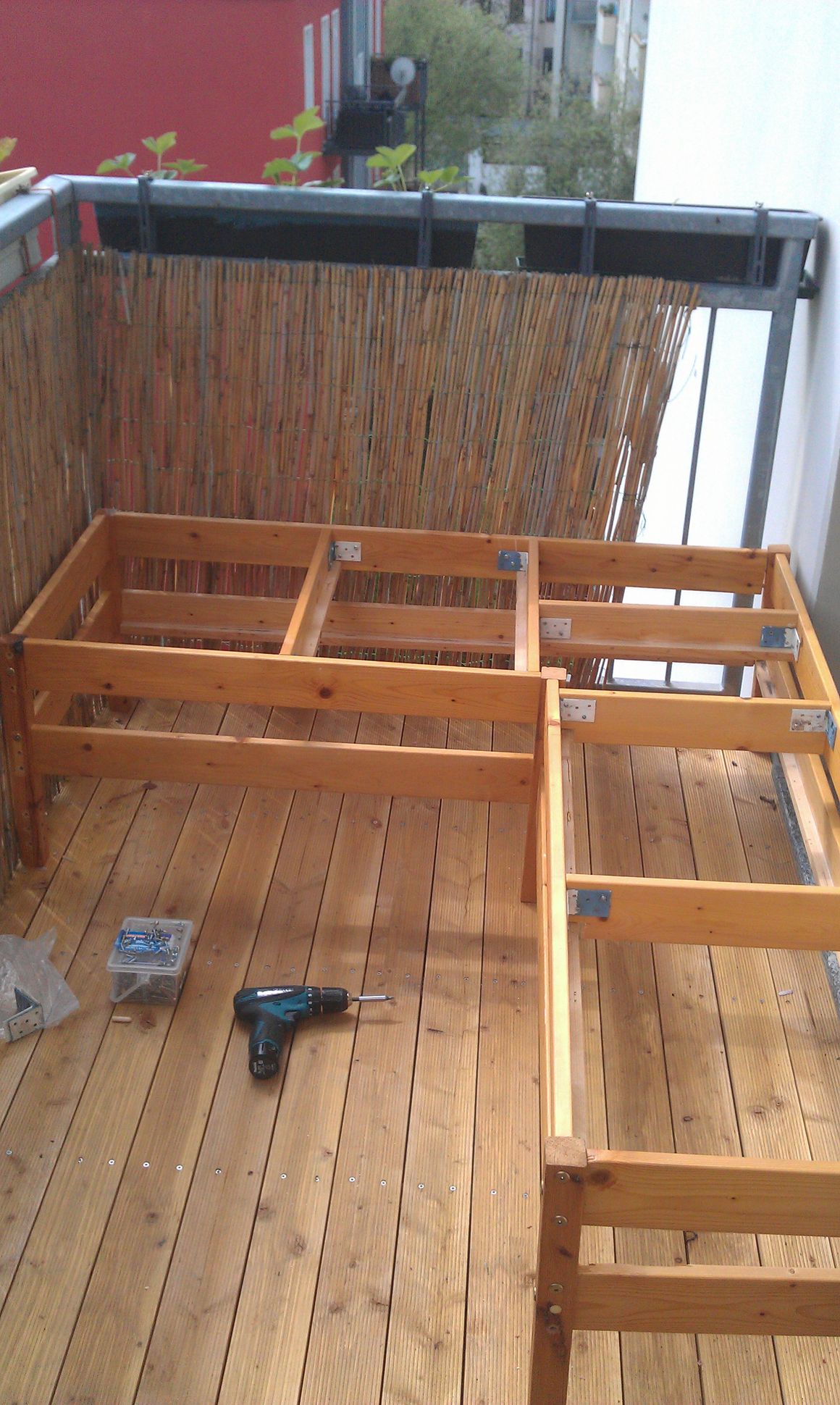 Holzgestell auf Balkon mit Akkuschrauber