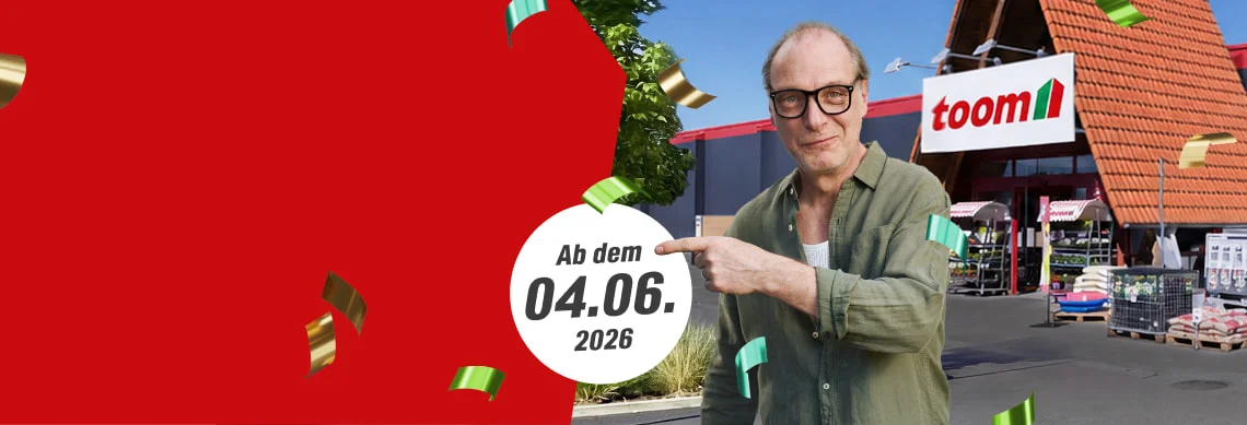 Person zeigt auf ein Datum vor einem Baumarkt.