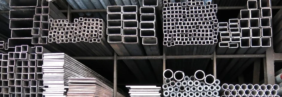 Metallrohre und -profile in einem Lagerregal