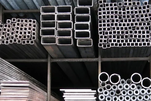 Metallrohre und -profile in einem Lagerregal