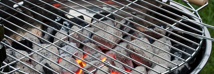 Ein Grill mit glühender Holzkohle.