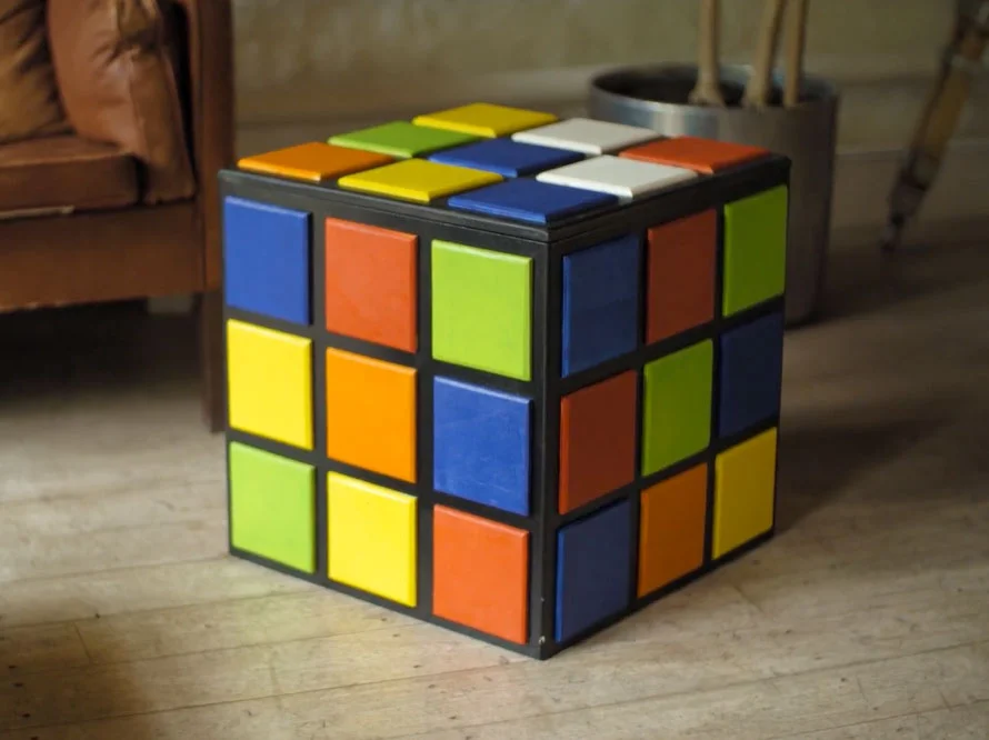 Bunter Würfel als Tisch