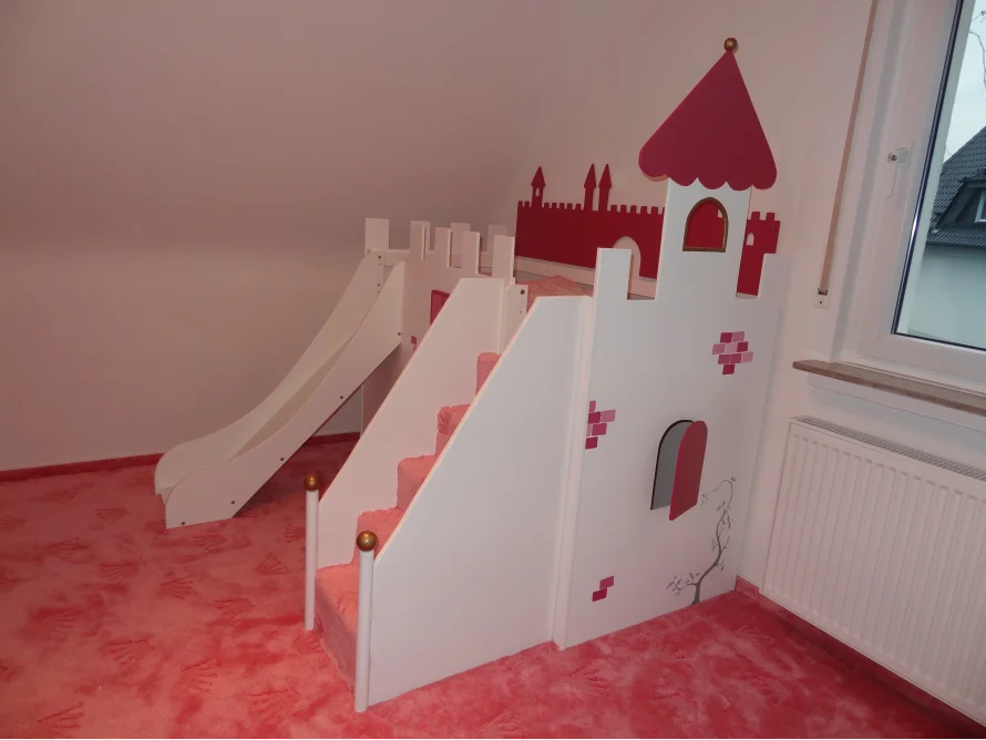 Hochbett mit Rutsche in Form einer Burg