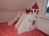 Hochbett mit Rutsche in Form einer Burg