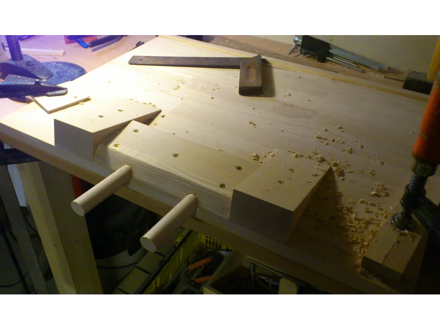 Werkbank mit Schraubzwinge und Holz