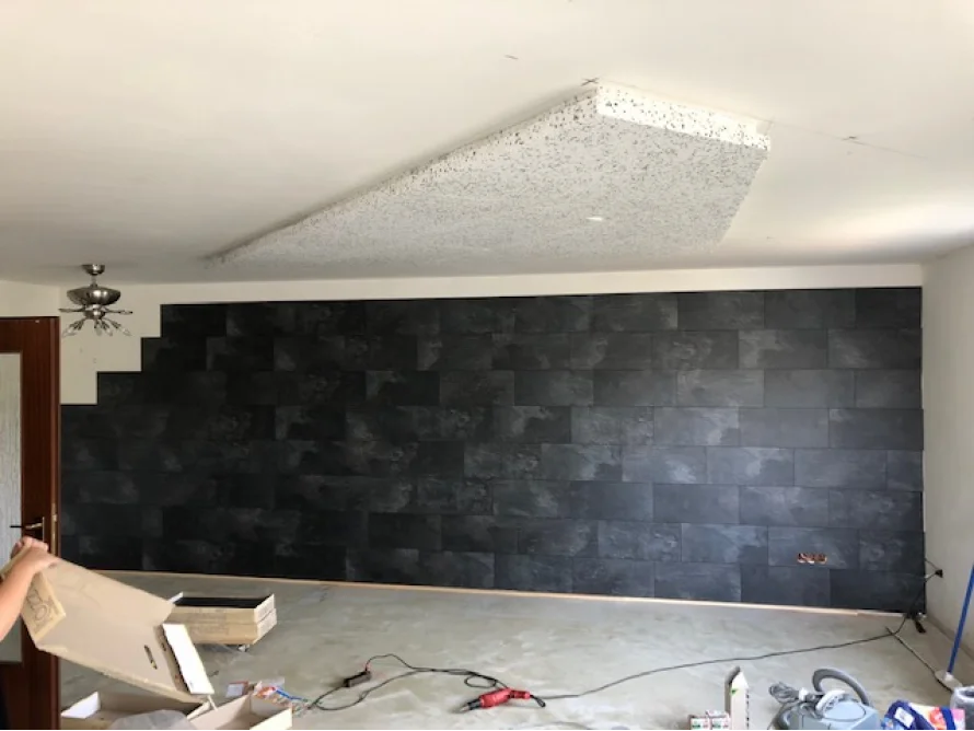 Schwarze Fliesen an der Wand