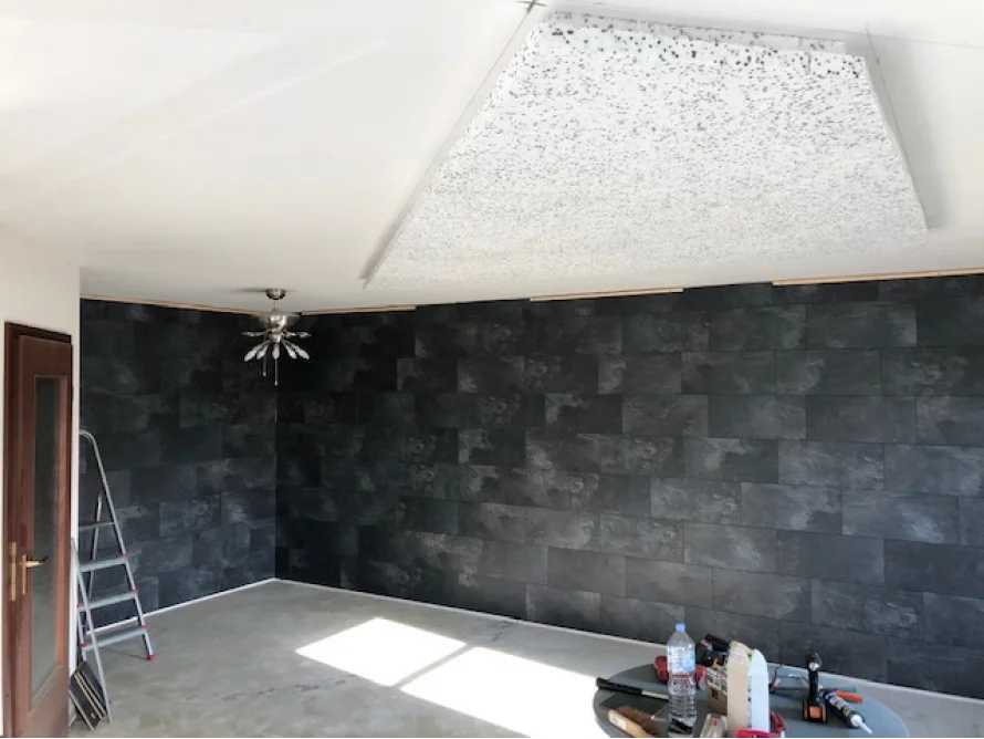 Renovierung eines Raumes mit schwarzen Fliesen