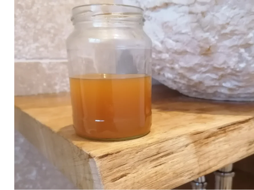 Glas mit orangefarbener Flüssigkeit