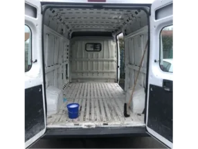 Leerer Laderaum eines Lieferwagens mit Besen