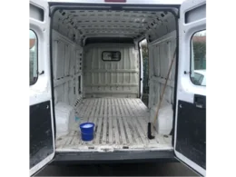 Leerer Laderaum eines Lieferwagens mit Besen