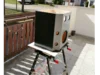 Schwarzer Lautsprecherbox auf einem Bock