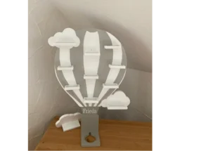 Wandregal in Form eines Heißluftballons