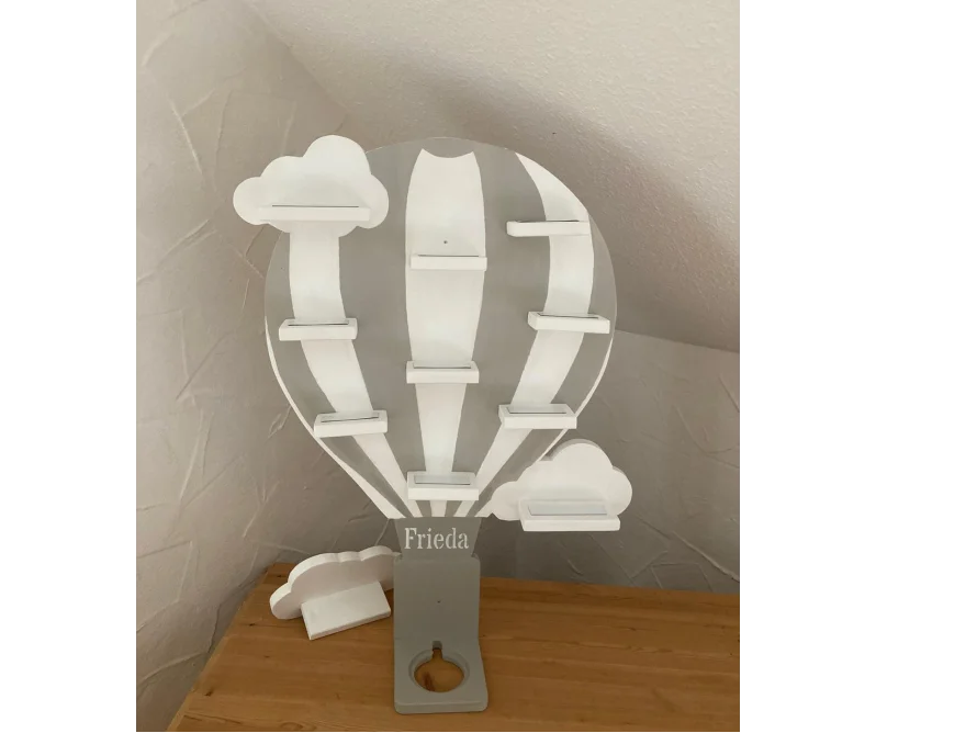 Wandregal in Form eines Heißluftballons