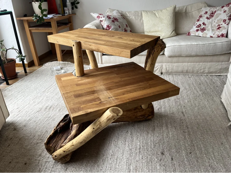 Holztisch mit zwei Ebenen