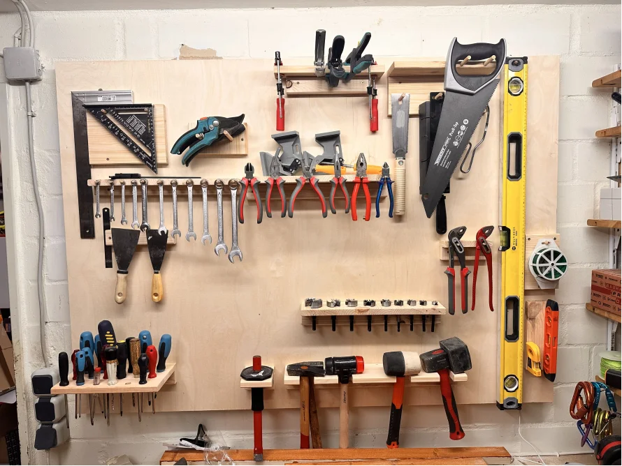 Werkzeuge an einer Werkzeugwand