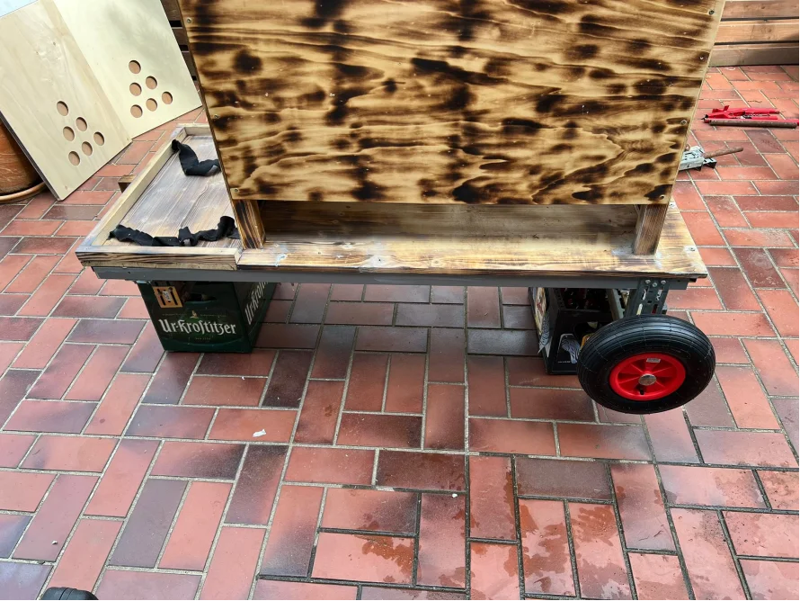 Holzgestell mit einem Rad