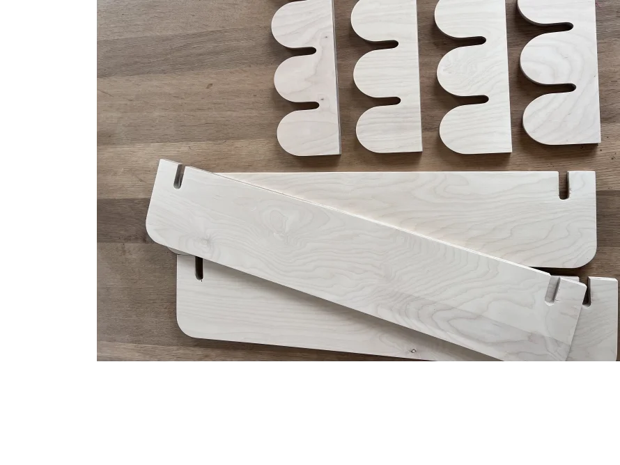 Unbehandelte Holzteile für ein Möbelstück