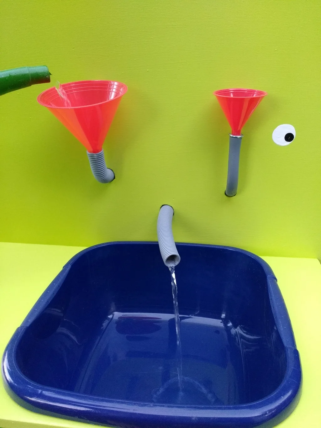 Spielküche mit Trichtern und Wasser