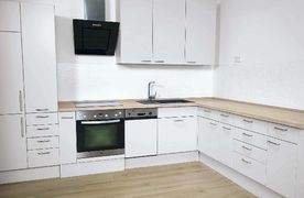 Eine frisch renovierte Küche mit neuer Arbeitsplatte aus Holz.
