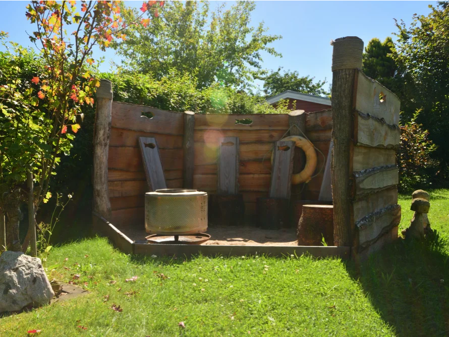 Spielhütte aus Holz in Form eines Schiffbugs