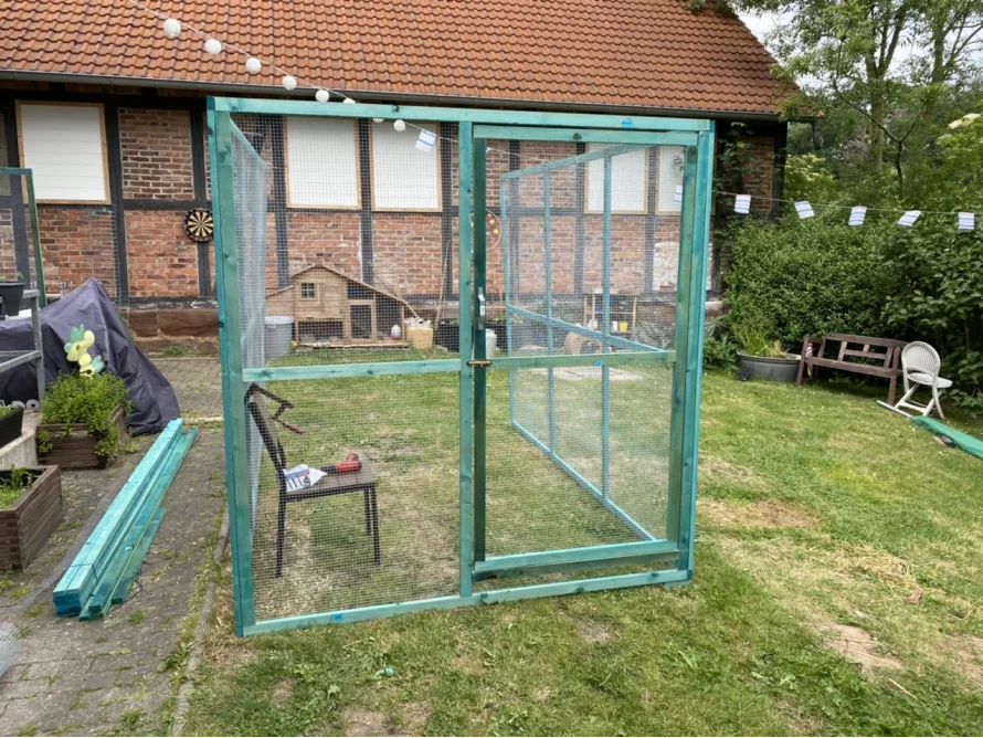 Unfertiges, blaues Gehege im Garten