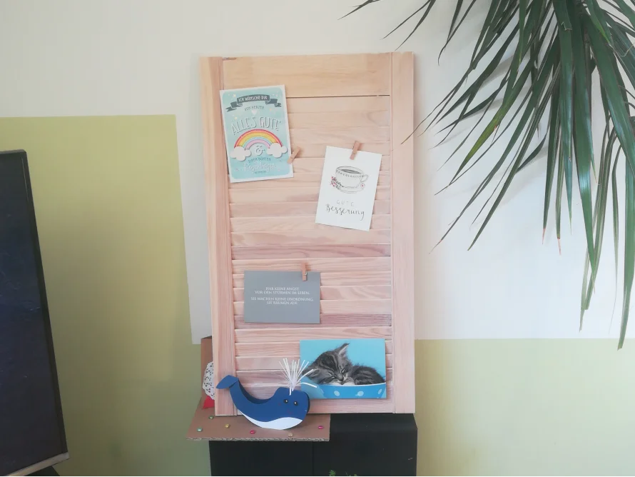 Holztafel mit Postkarten