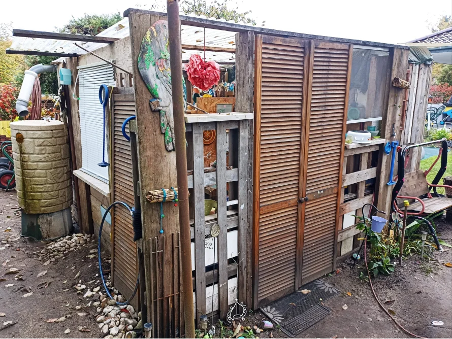 Gartenhaus aus Holz mit bunter Dekoration