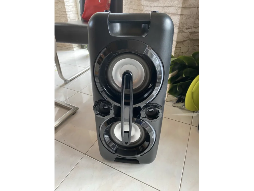 Schwarzer Bluetooth Lautsprecher mit Tragegriff