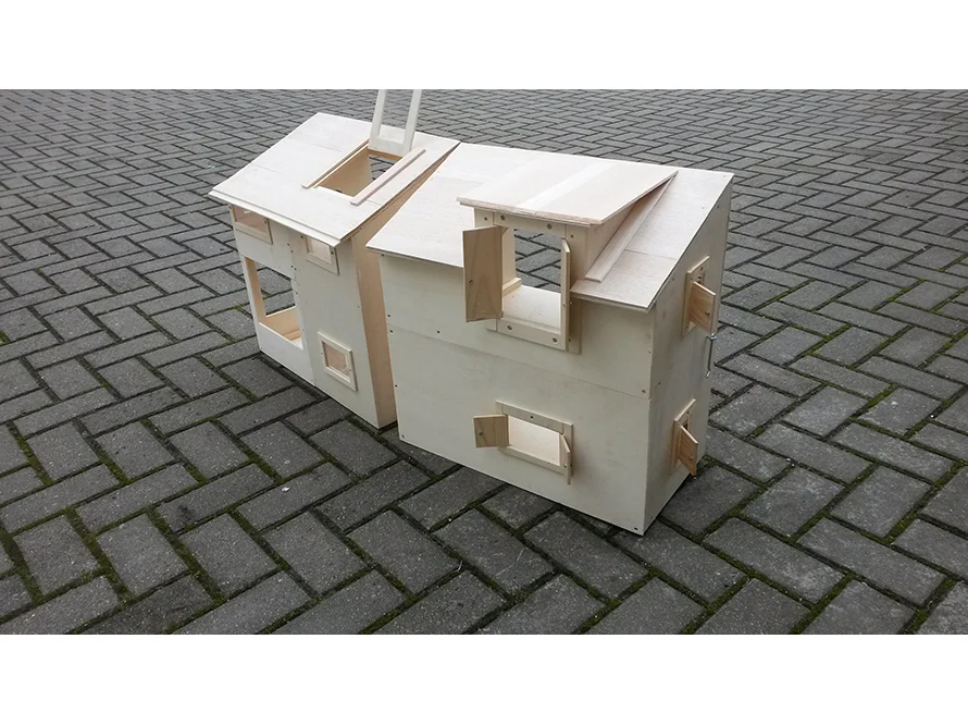 Zwei Holzhäuser ohne Wände