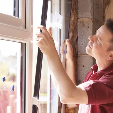 Person setzt Fenster ein