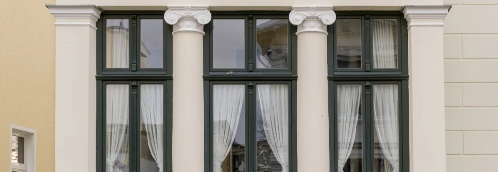 Fenster mit Säulen