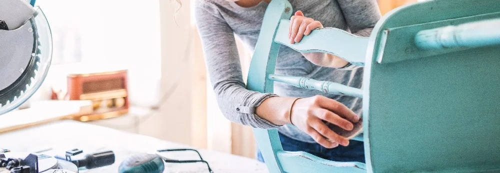 Person schleift Stuhl