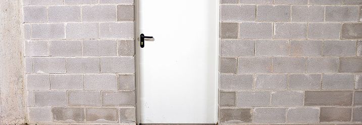 Tür mit Wasserfleck