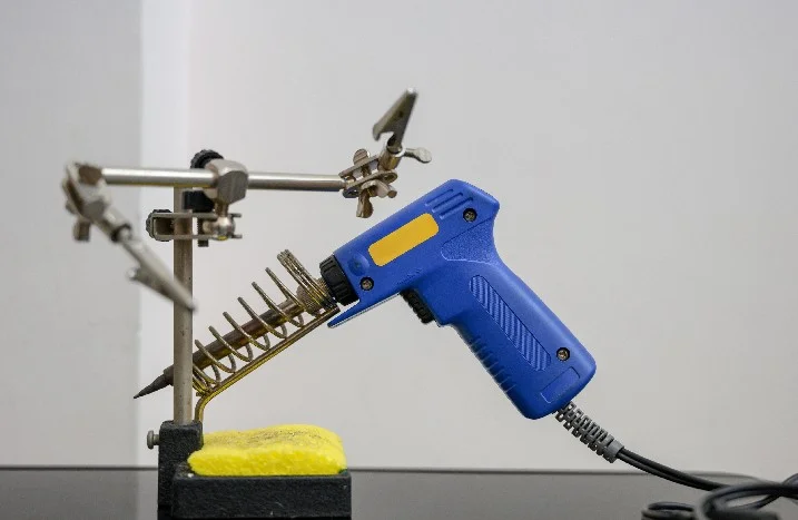 Eine Lötstation mit Lötkolben