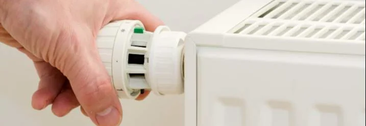 Hand verstellt Thermostat an Heizung