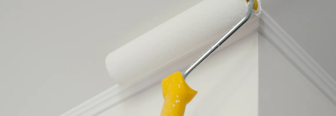 Decke wird mit Farbe gestrichen