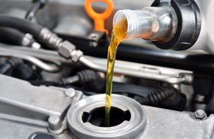 RT Winterfester Auto Motoroel 20 46 717x467 Motoröl wird beim Auto aufgefüllt