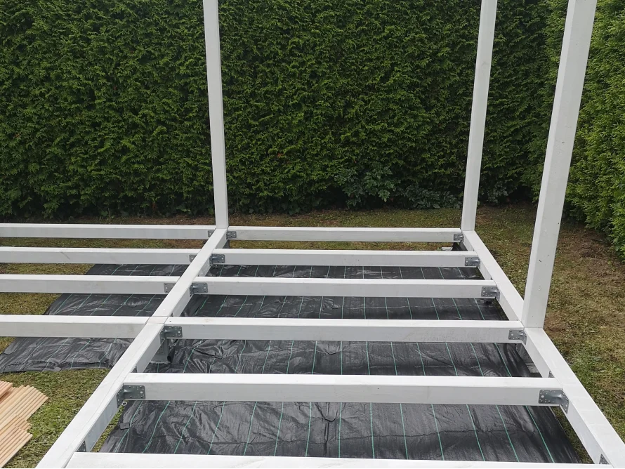 Holzgerüst auf schwarzer Folie