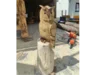Holzskulptur einer Eule mit Kettensäge