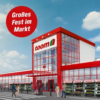 Außenansicht eines Baumarktes, vor dem ein Fest mit vielen Menschen stattfindet.