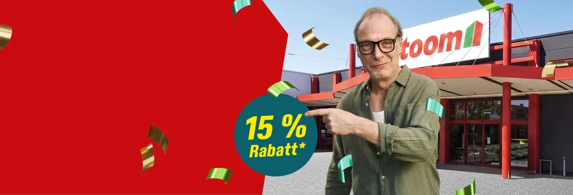 Mensch steht vor einem Baumarkt und zeigt auf ein Rabatt-Angebot.