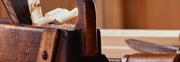 Holzbalken für ein Gartenhaus