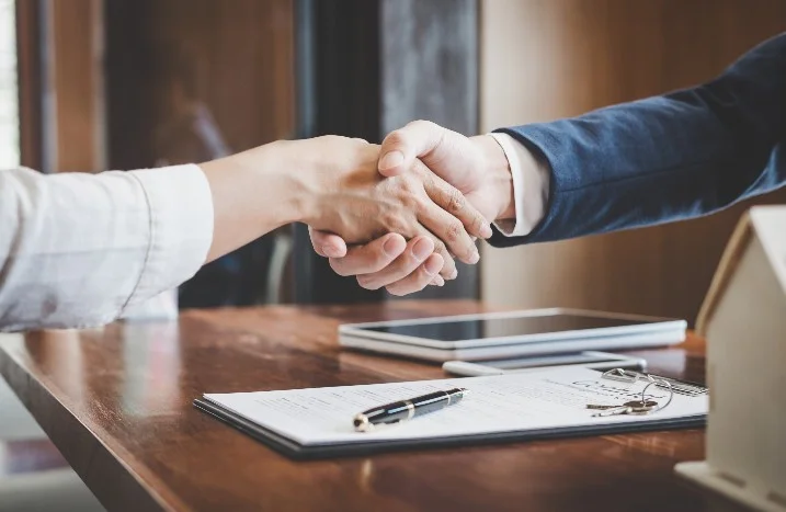Hände schütteln über Vertrag