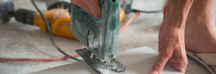 Person sägt Holz mit Stichsäge