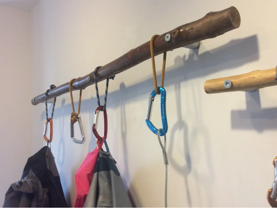 Garderobe aus einem Ast