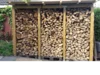 Brennholzstapel unter einer Überdachung