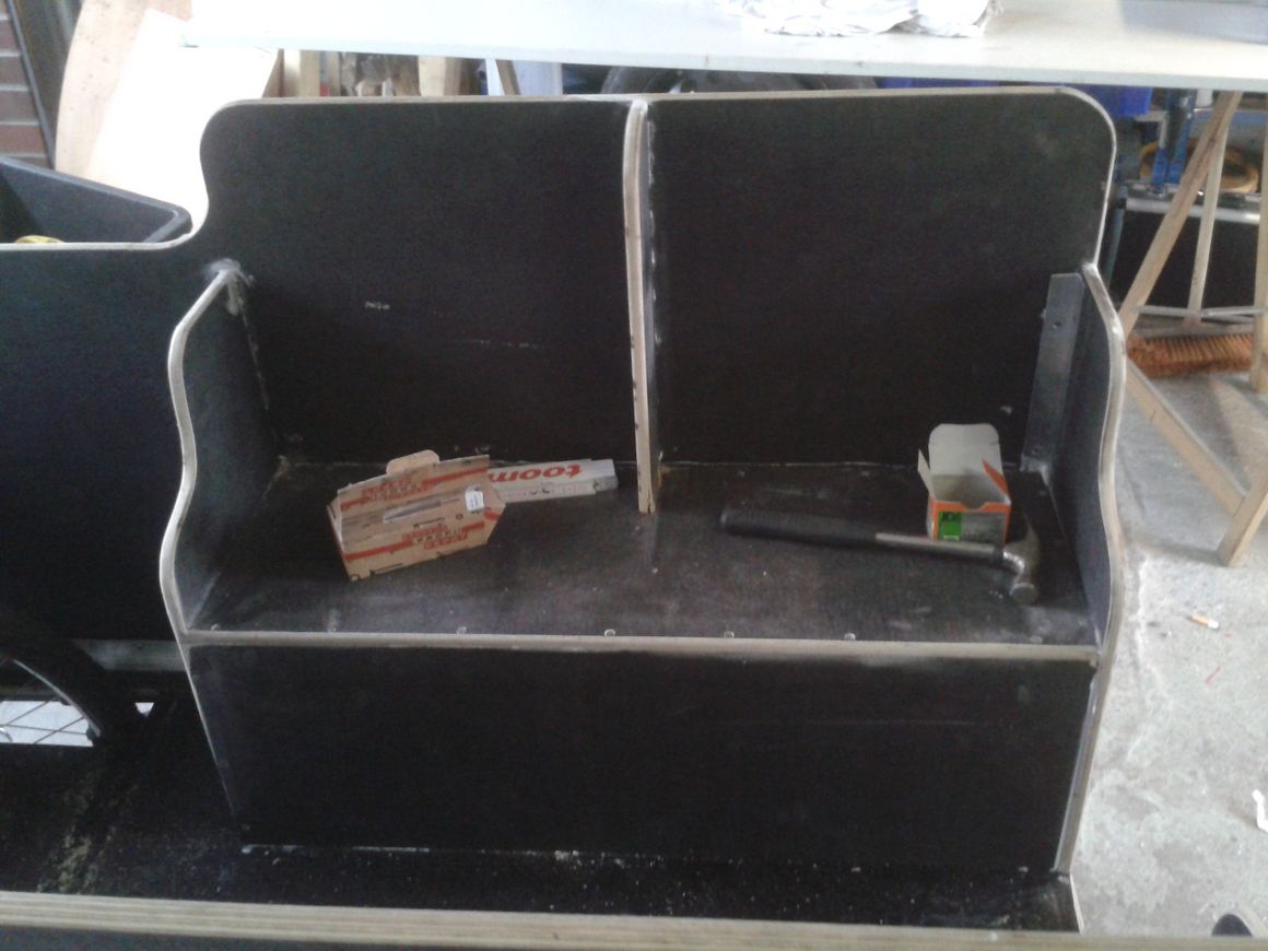 Holzkonstruktion mit Hammer