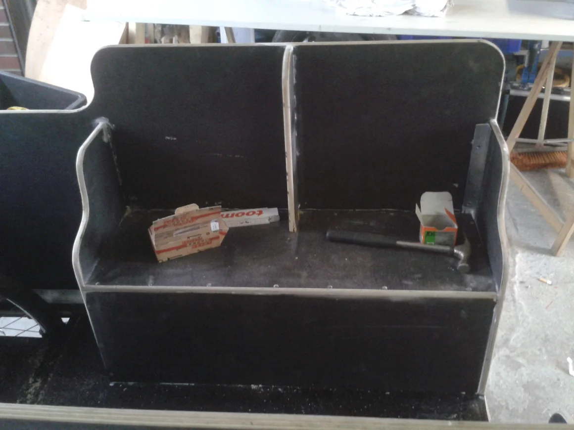 Holzkonstruktion mit Hammer