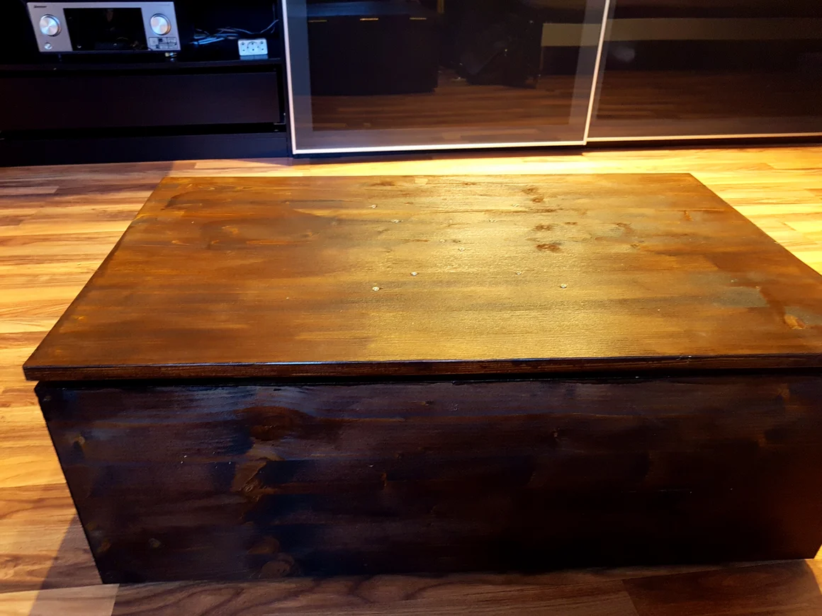 Dunkel gebeizter Holztisch