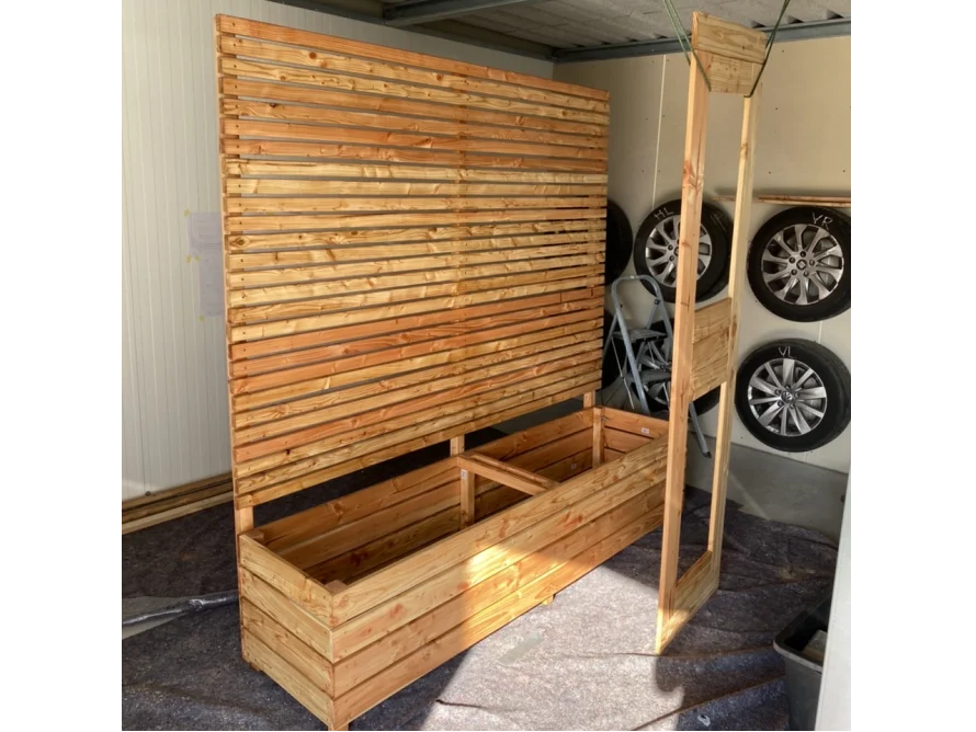 DIY Idee: Sichtschutz mit Blumenkasten zum Selberbauen